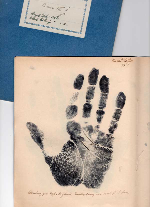 Heft mit Handabdrücken (1950er Jahre) (Archiv des IGPP, 10/20_34)