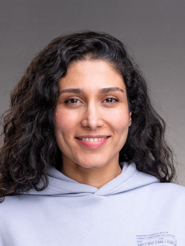 Porträt Azadeh Mozhdefarahbakhsh