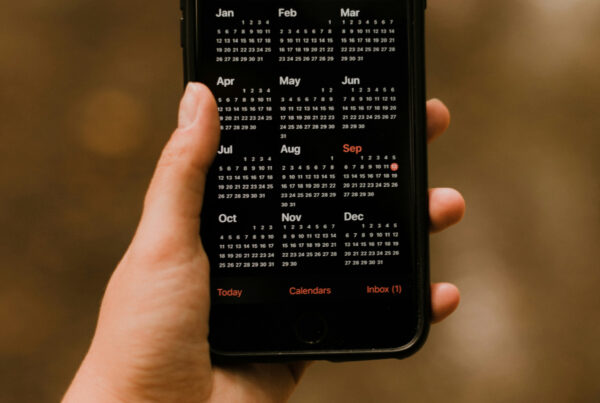 Handy mit Kalender Jahresansicht