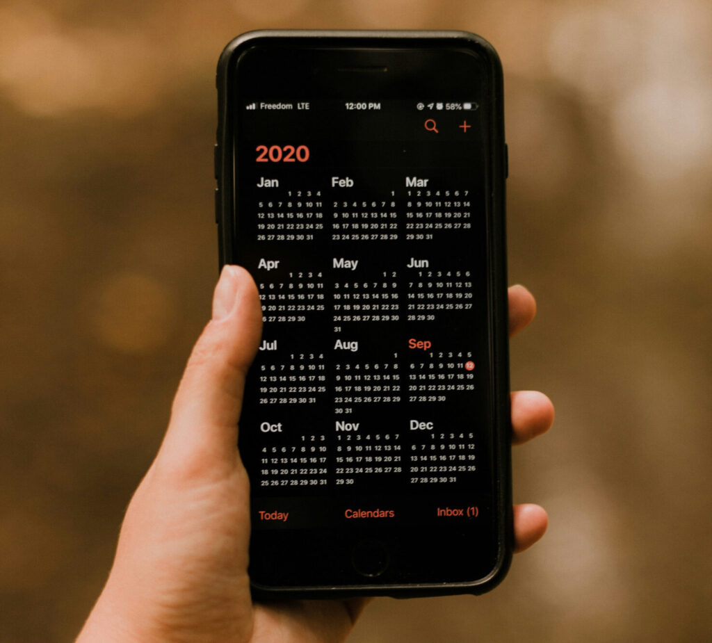Handy mit Kalender Jahresansicht