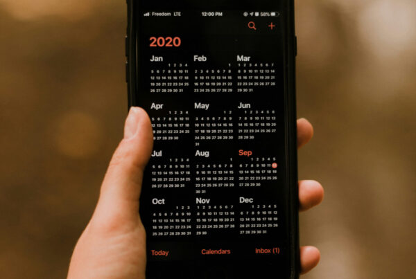 Handy mit Kalender Jahresansicht