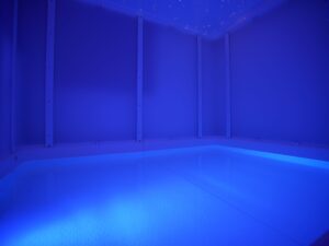 Floating Tank in blauem Licht