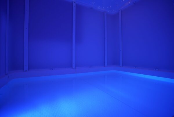 Floating Tank in blauem Licht