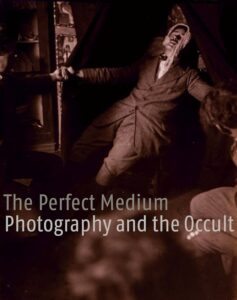 Cover des Austellungsbandes Cheroux, C. (Hrsg.) (2005). The Perfect Medium: Photography And the Occult. Yale University Press.