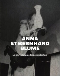 Cover des Austellungsbandes Blume, B. & Cheroux, C. (2015). Anna & Bernhard Blume – La Photographie Transcendantale. Editions Xavier Barral.