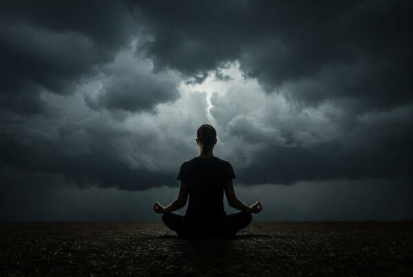 Meditierende vor gewittrigem Himmel