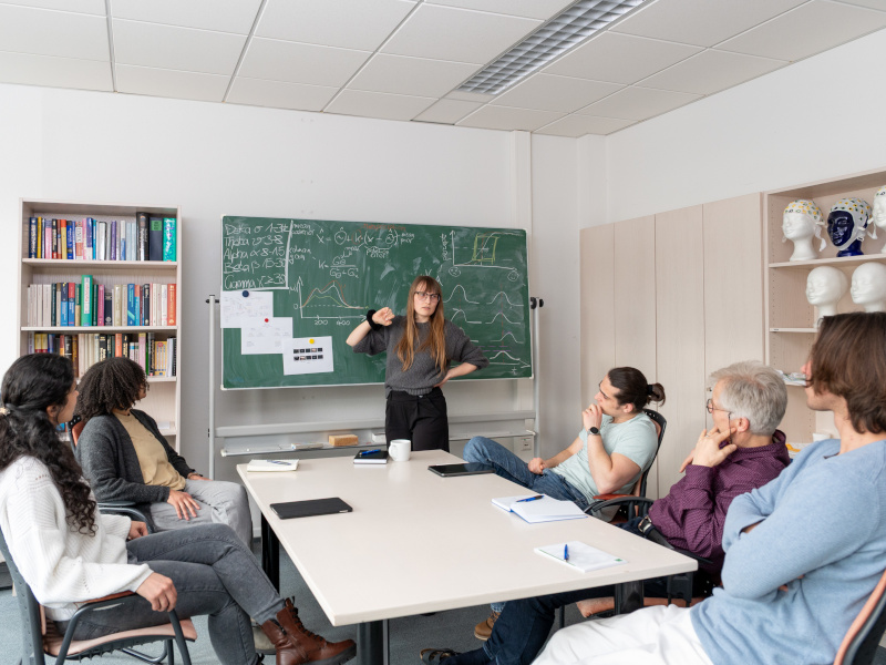 Besprechung einer Arbeitsgruppe im IGPP