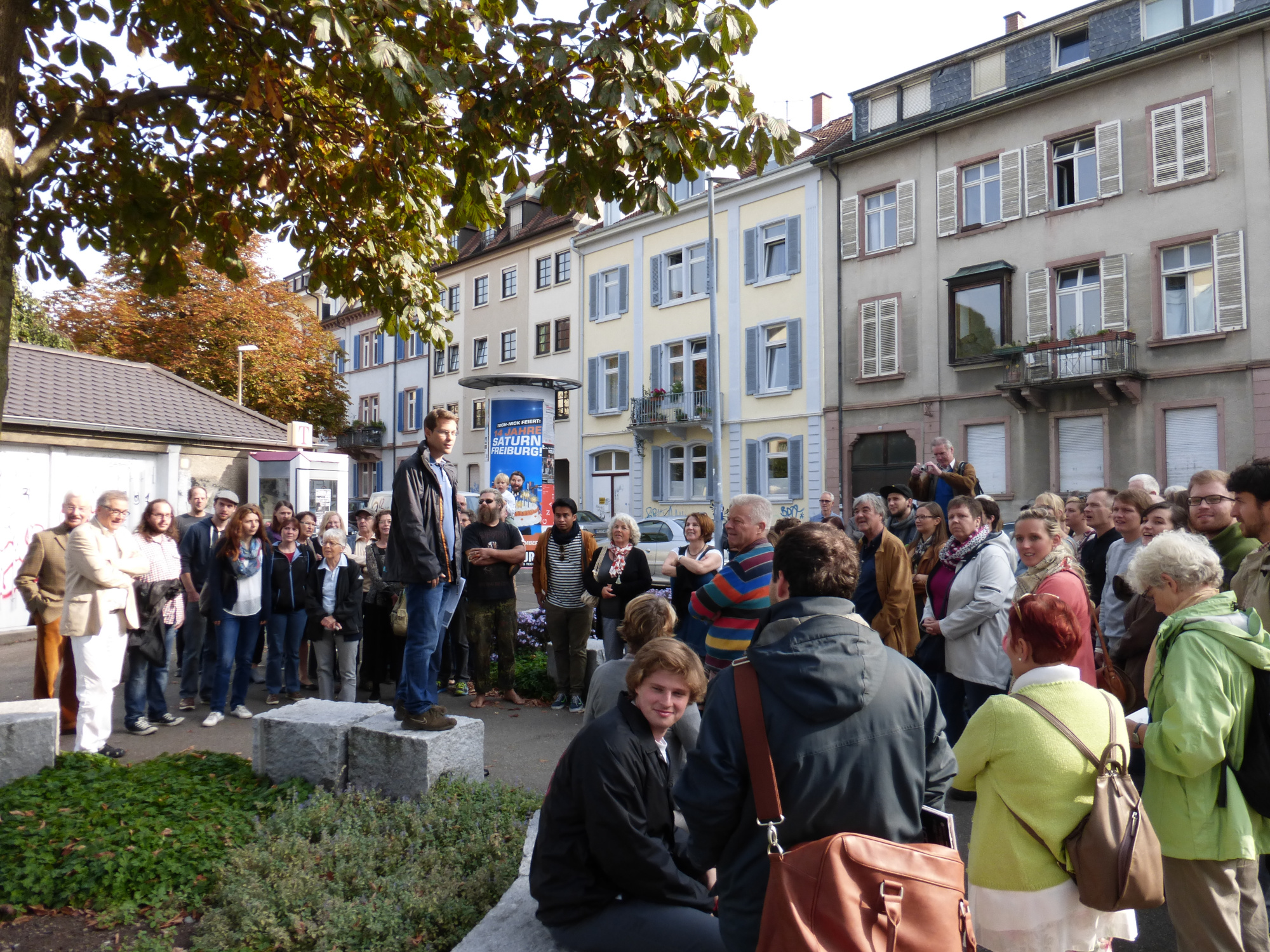 Foto von einer Stadtführung im Rahmen des Forschungsprojektes "Okkultes Freiburg im 19. und 20. Jahrhundert – eine Topographie"