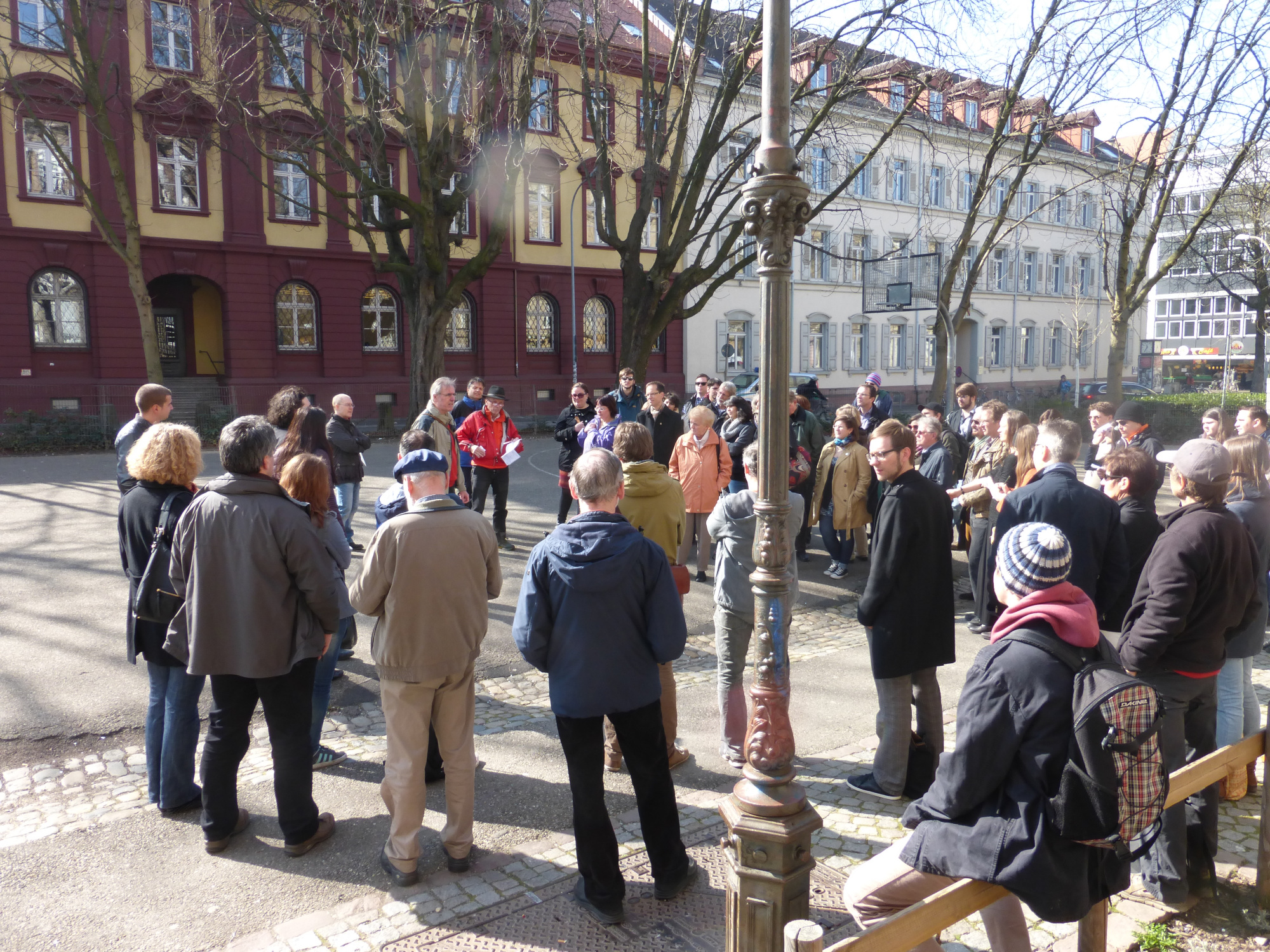 Foto von einer Stadtführung im Rahmen des Forschungsprojektes "Okkultes Freiburg im 19. und 20. Jahrhundert – eine Topographie"
