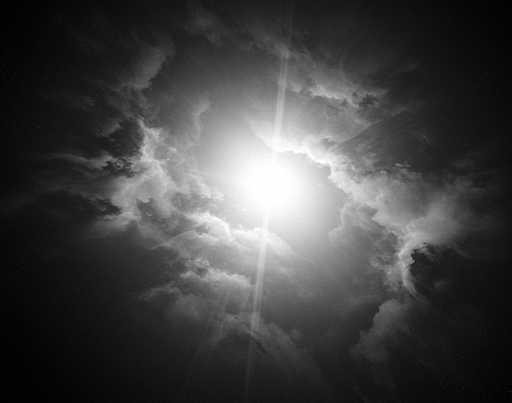 Lichtstrahlen kommen durch ein Wolkenloch