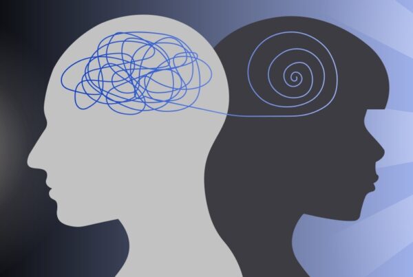 Zwei Köpfe mit einem Faden als Knäul und Spirale
