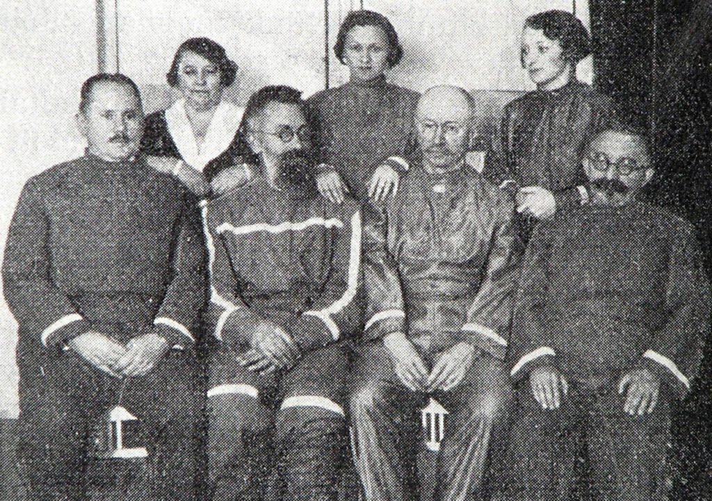 Gruppenfoto in schwarzweiß