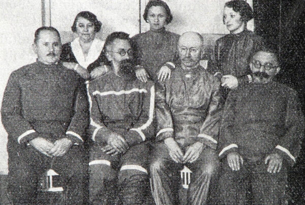 Gruppenfoto in schwarzweiß